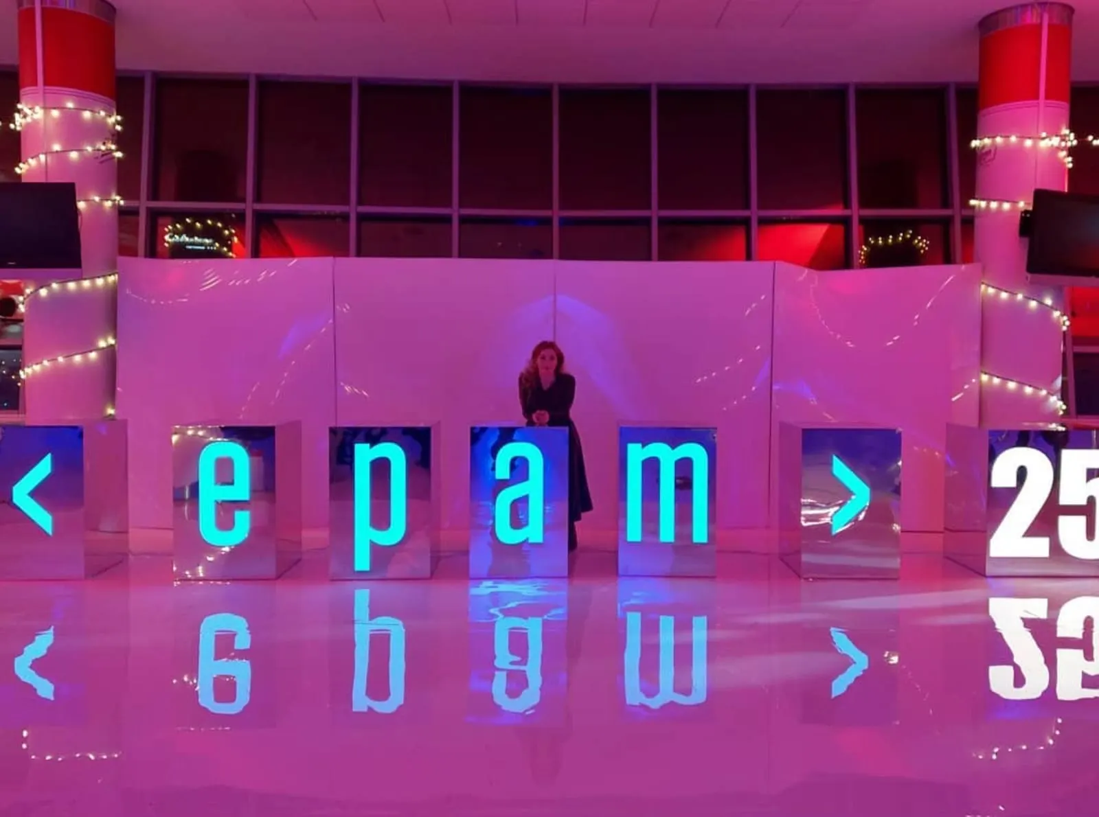 Гости у фотозоны EPAM MAP