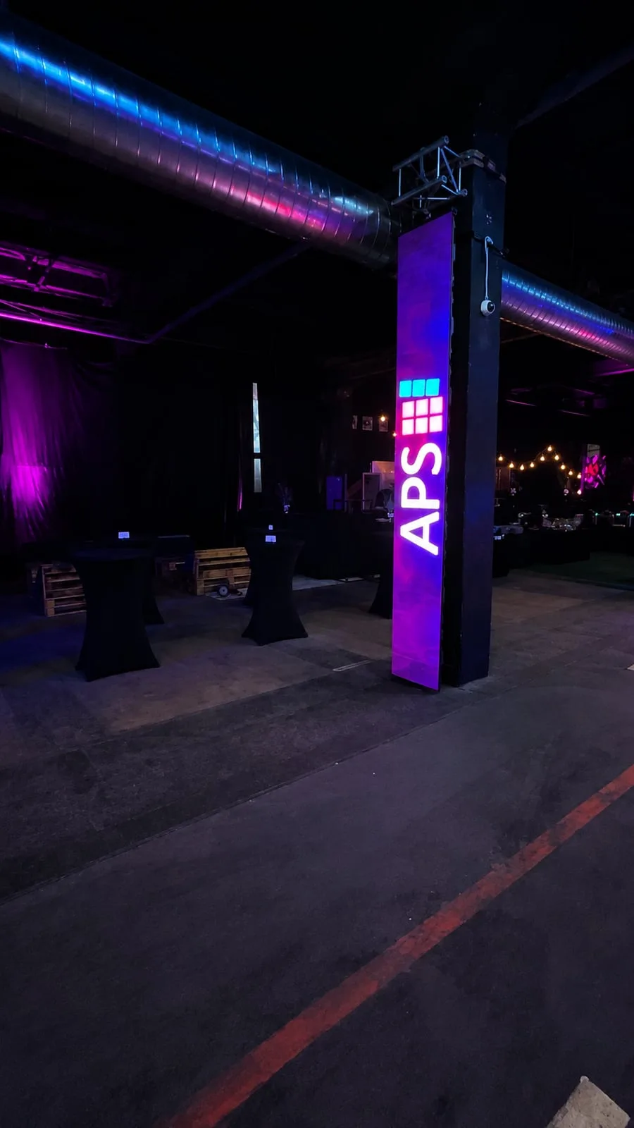 Вертикальная LED-панель APS на колонне в индустриальном пространстве