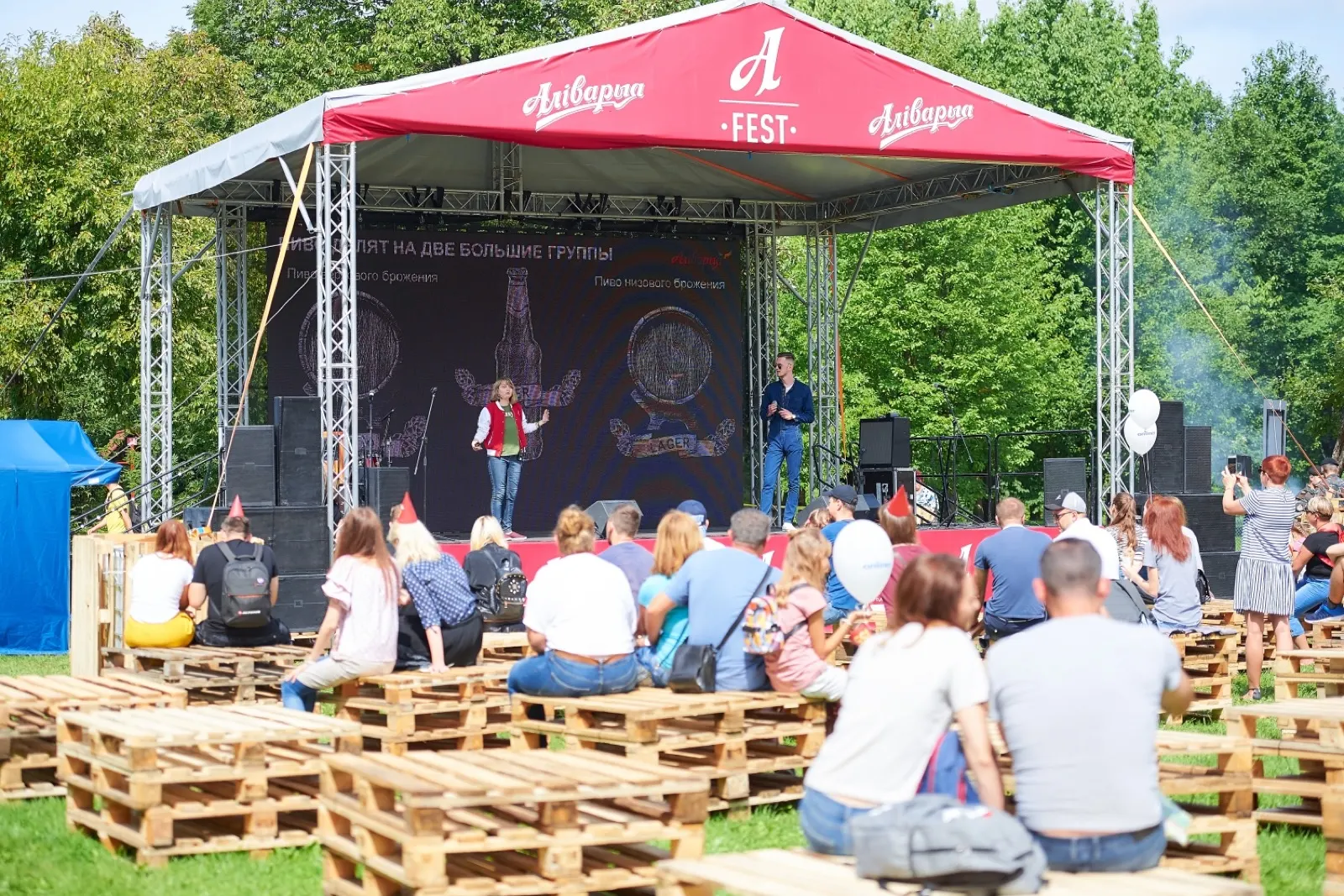 Гости смотрят программу на дневной сцене A-Fest