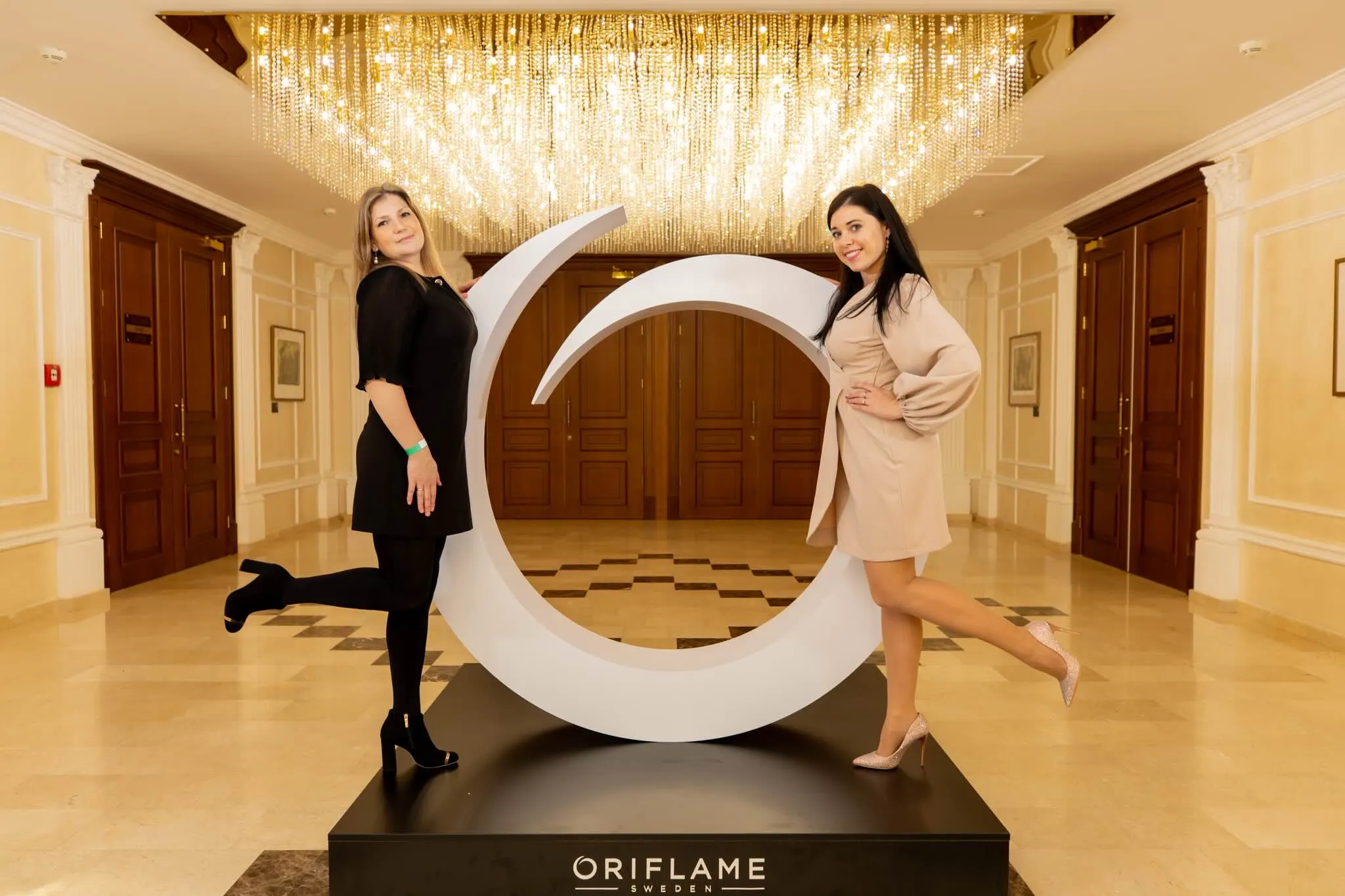 Фотозона Oriflame с зелёным брендированием