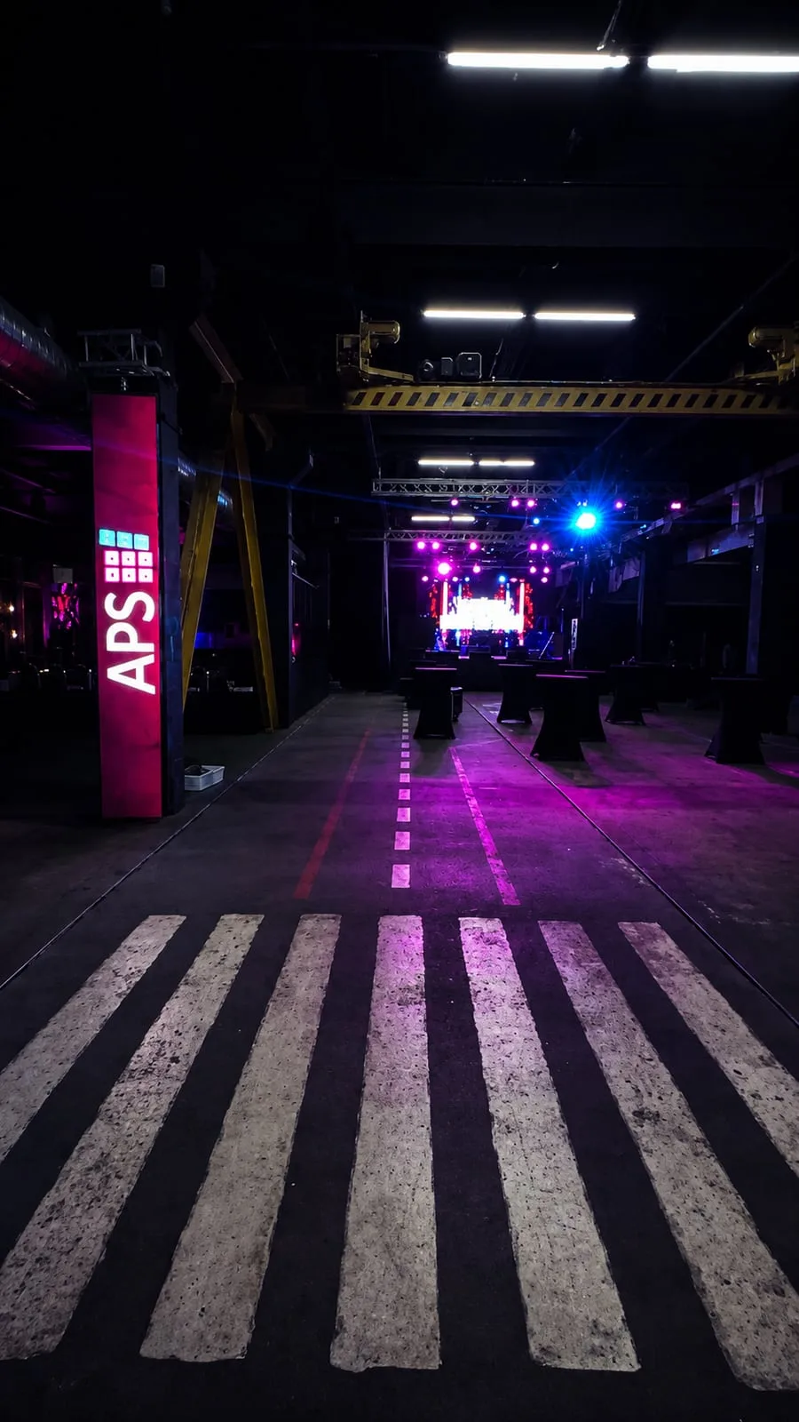Пешеходный переход, LED-панель APS и освещённая сцена
