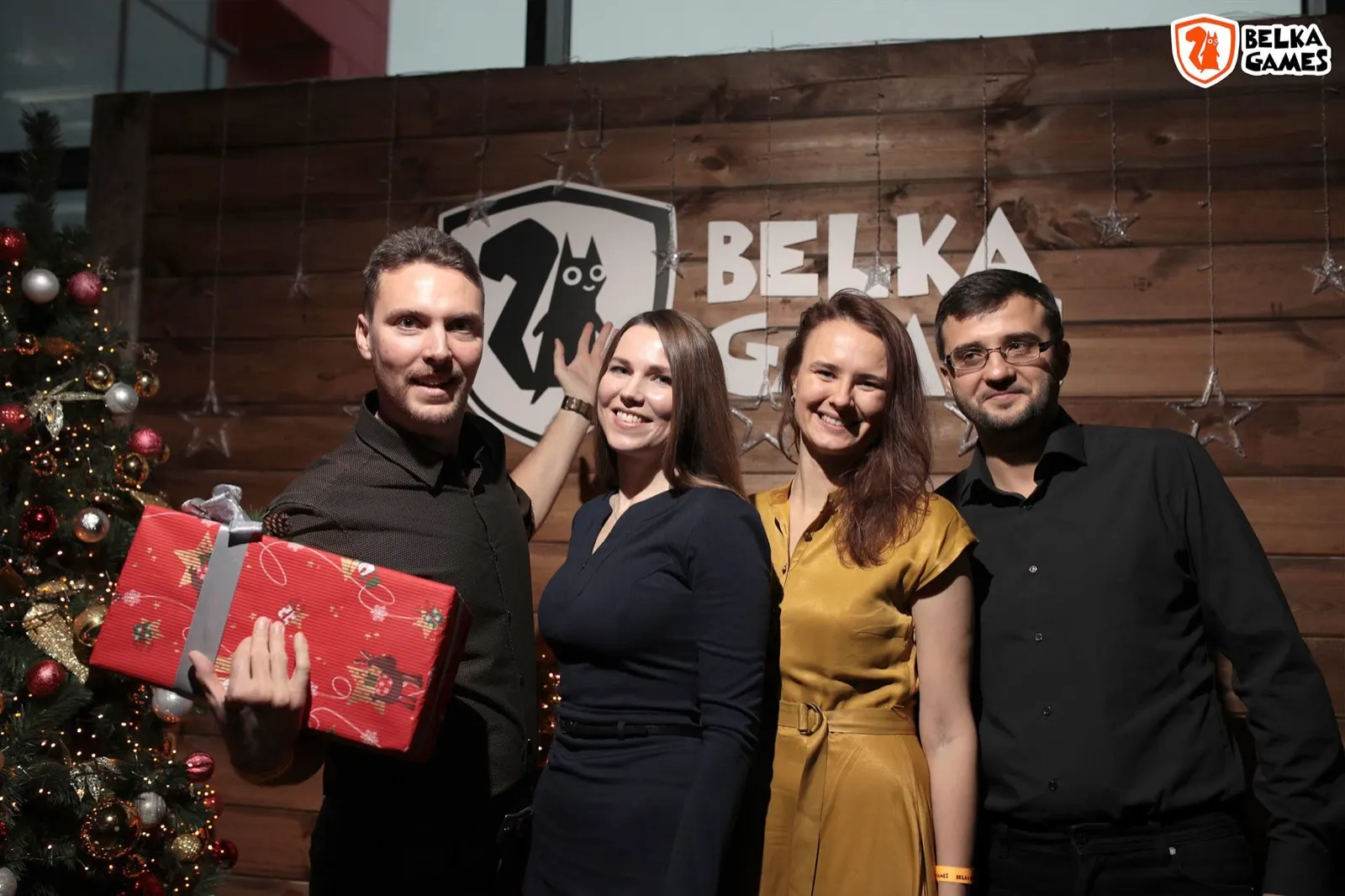 Гости на брендированной фотозоне Belka Games