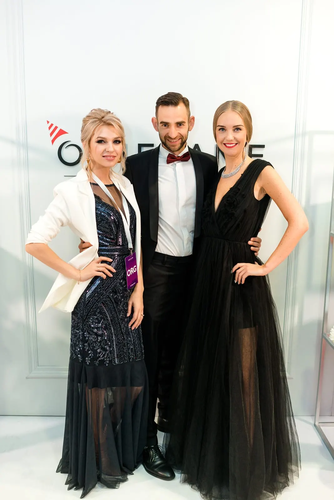 Гости банкета директоров Oriflame у брендированной стены