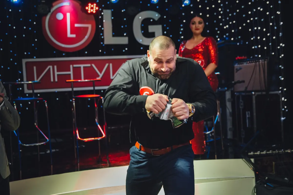 LG Интуиция: ведущий и участник на сцене