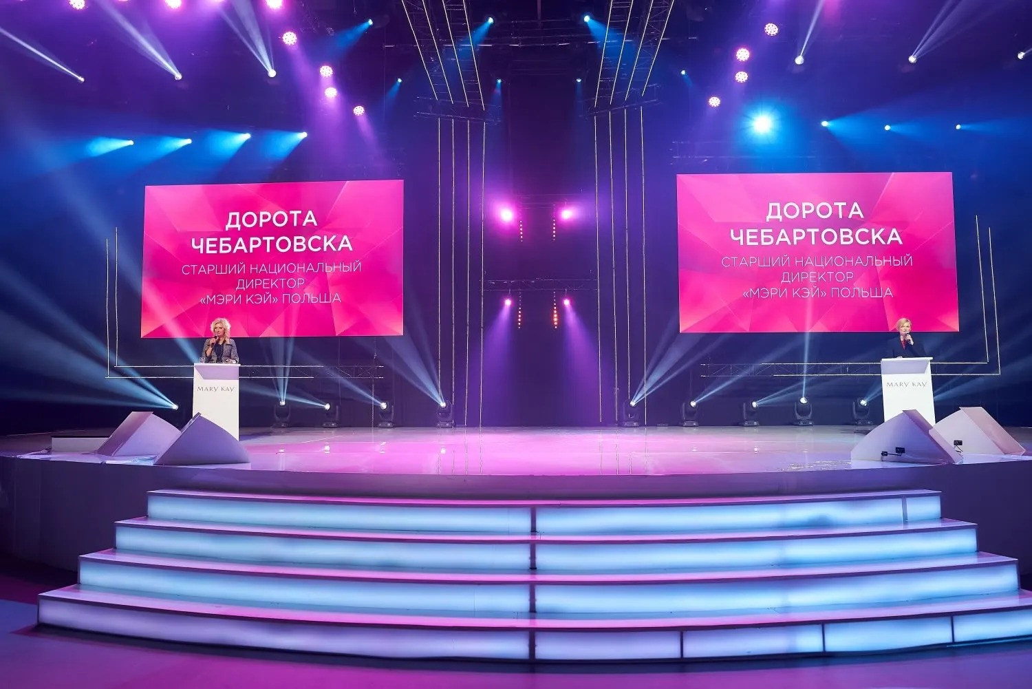Две сцены для выступления спикеров Mary Kay