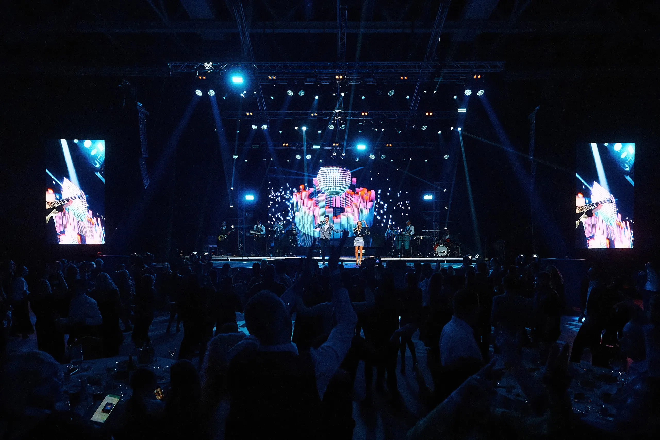 Масштабная сцена и гости мероприятия в Falcon Club Arena