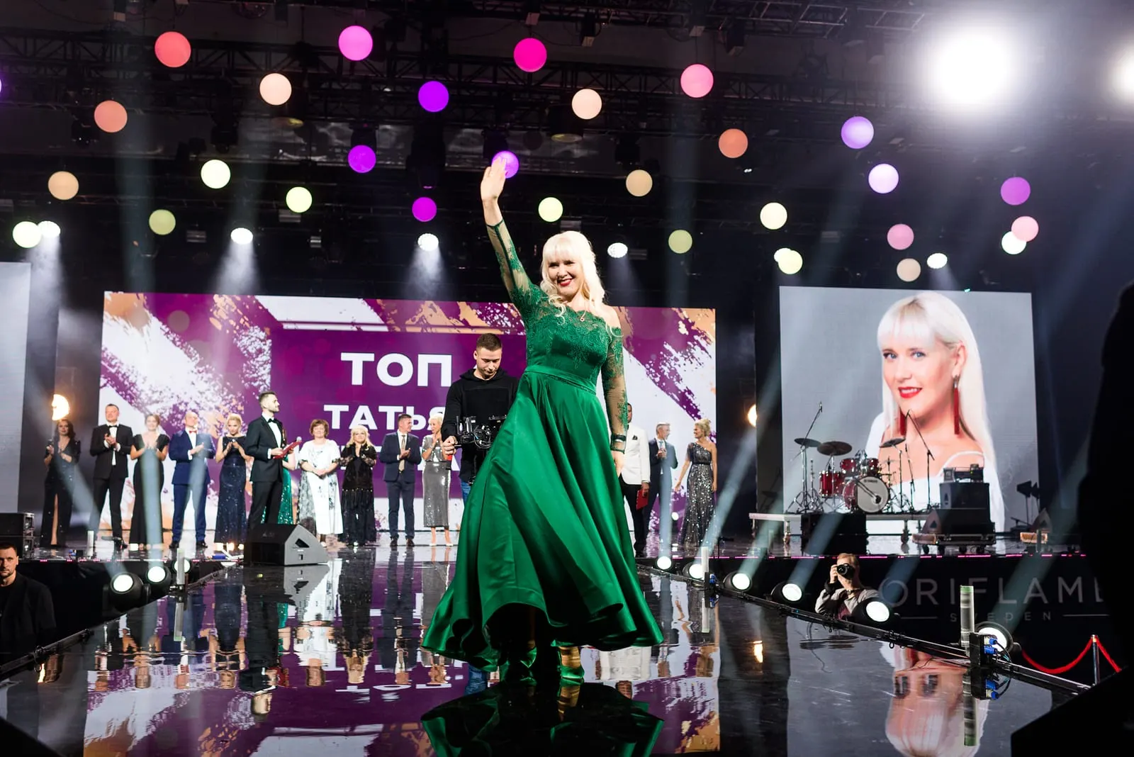Выступление артистки на банкете директоров Oriflame