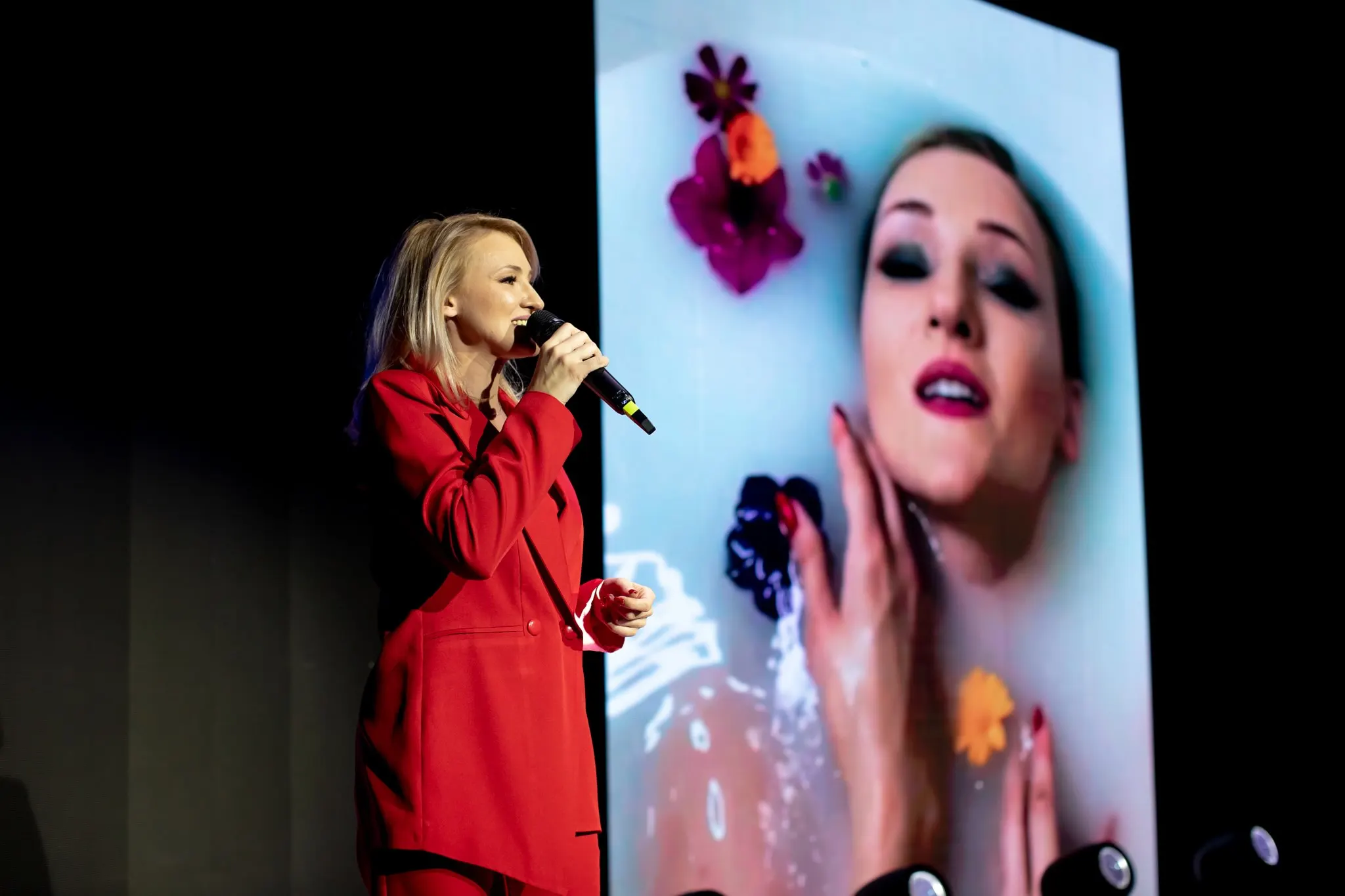 Спикер Oriflame во время презентации