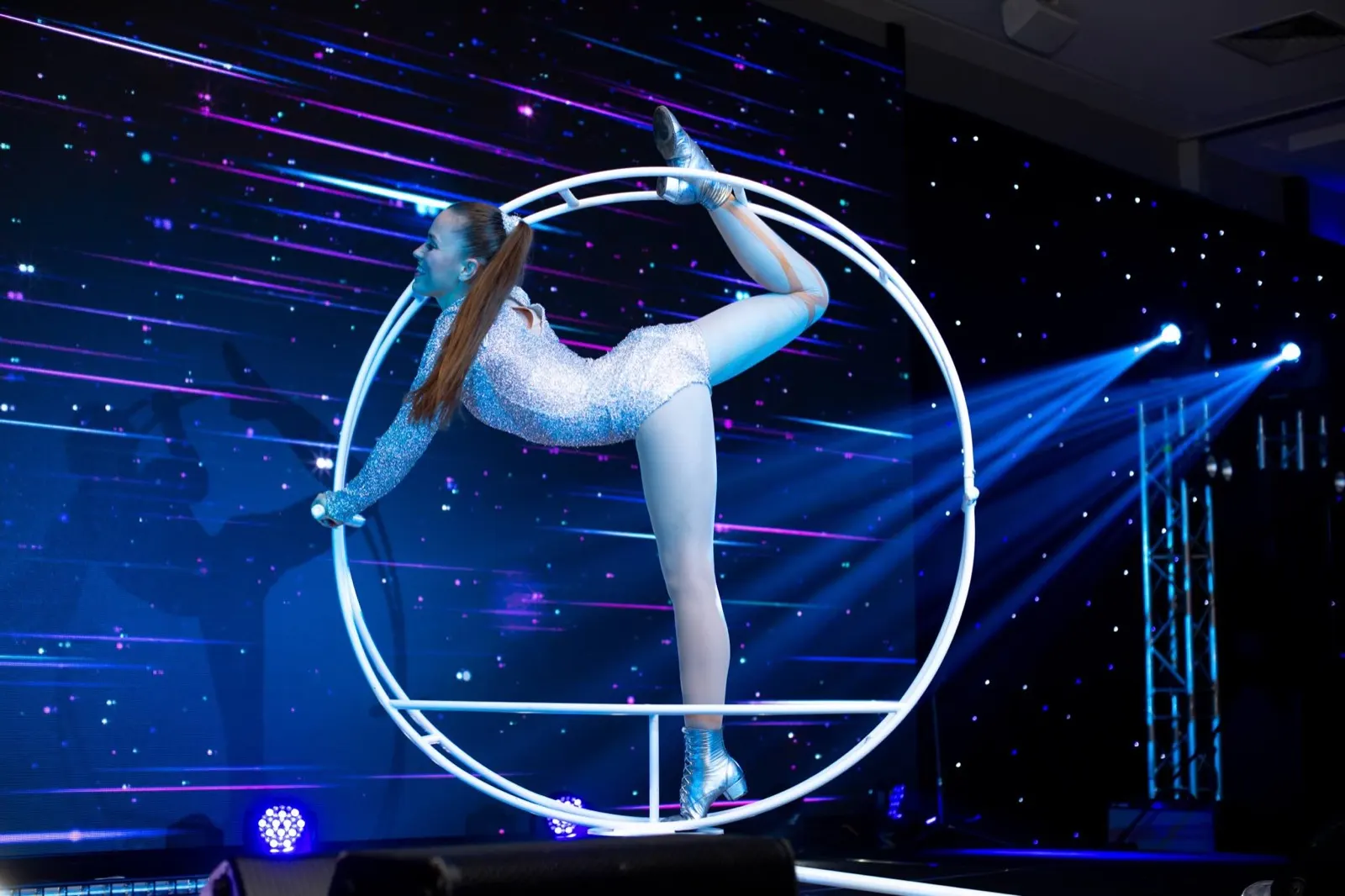 Акробатический номер на сцене юбилея Mostra Group