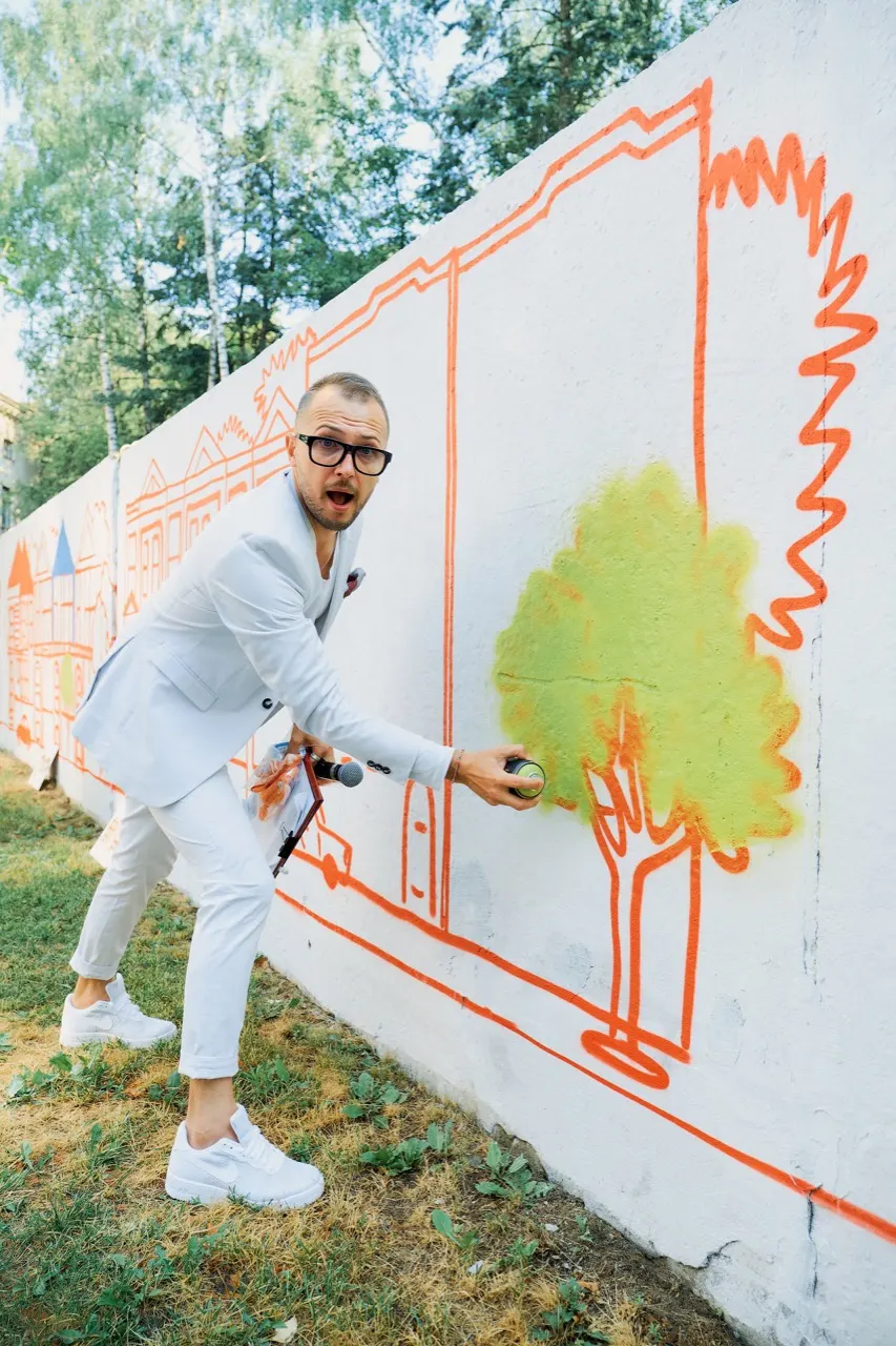 Гость в фотозоне с граффити-декорациями МТС