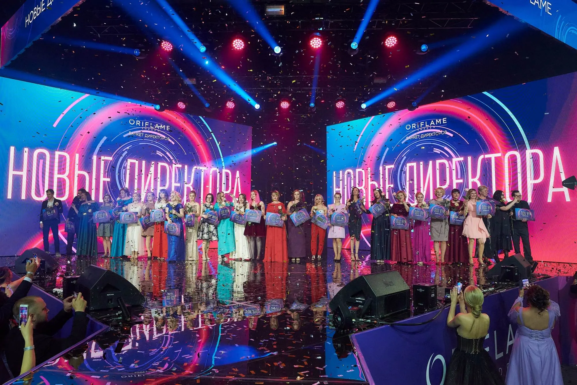 Артисты и световая партитура на сцене Oriflame