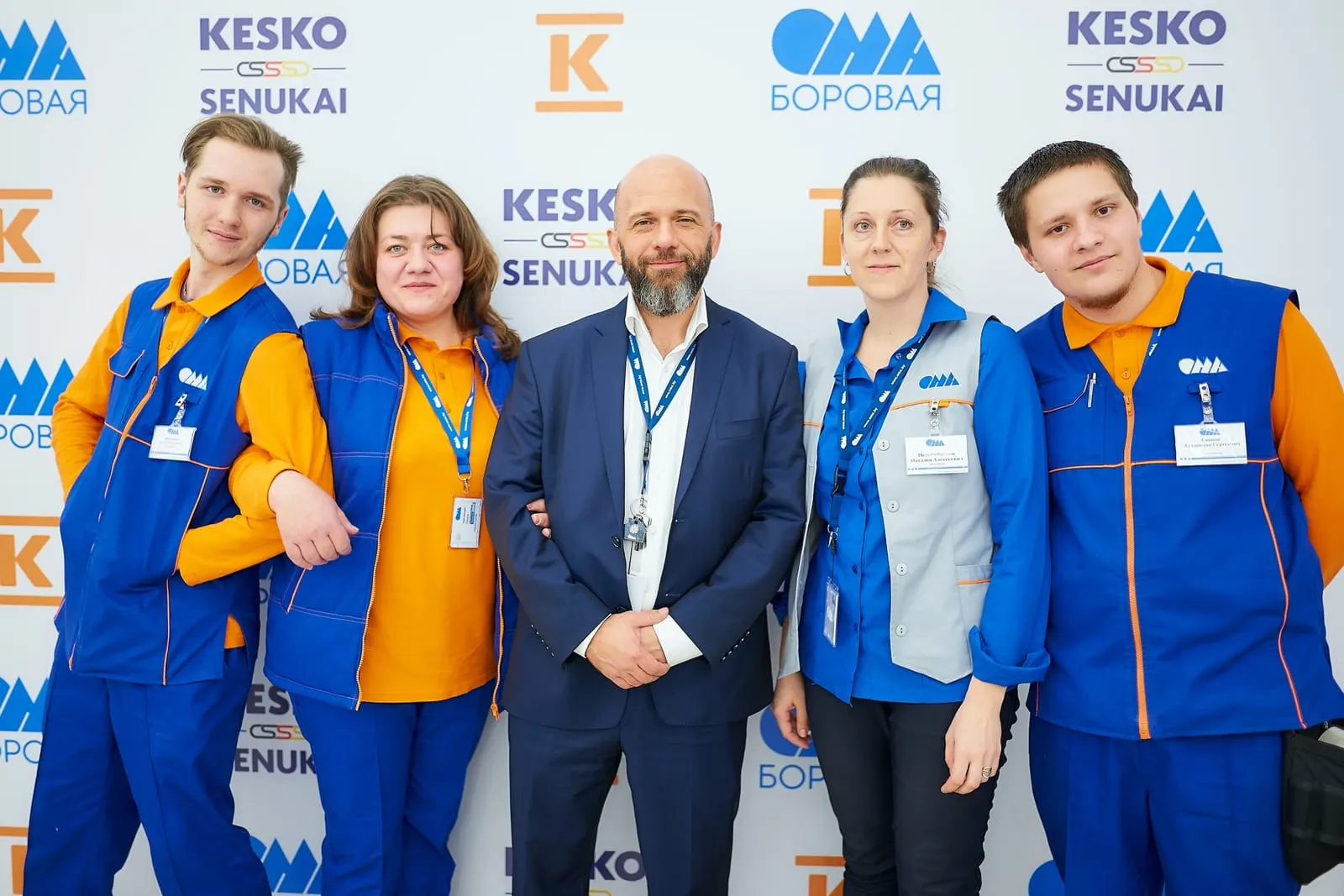 Командное фото участников открытия гипермаркета ОМА