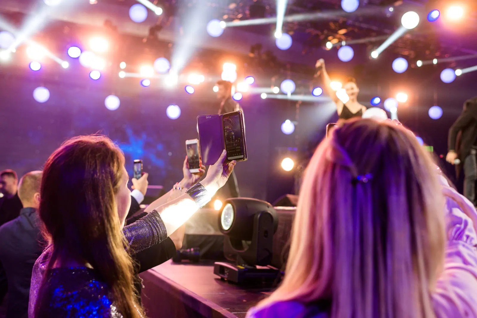 Гости снимают выступление на сцене Oriflame Awards