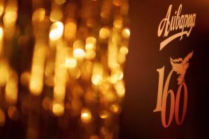 Атмосферный декор с блек-лайт на корпоративном празднике в Минске