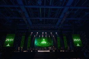 Большая сцена для юбилея компании в Минске с экранами и подсветкой