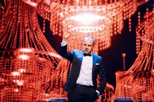 Профессиональный ведущий на сцене корпоративного мероприятия в Минске