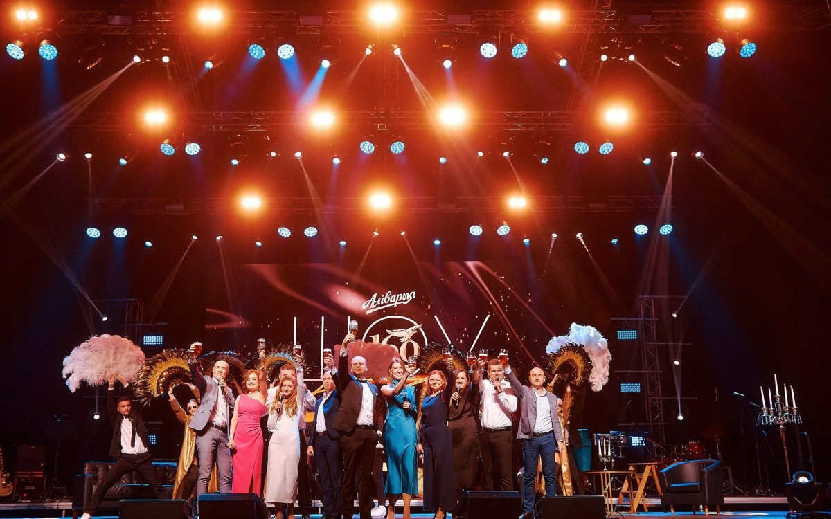 Коллектив артистов на поклон на юбилее компании в Минске