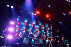 Коллектив артистов исполняет шоу на юбилее компании в Минске