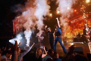 Крупный план солиста кавер-группы во время выступления на корпоративном празднике.