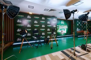 Брендированный пресс-волл с логотипами компании SC для фотосъемки на корпоративной вечеринке.