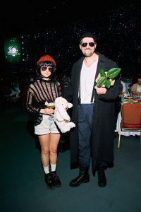 Участники конкурса костюмов в образах Леона и Матильды на новогоднем корпоративе в Минске.