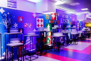 Трансформация хоккейной площадки Чижовка-Арена в банкетный зал для проведения новогоднего корпоратива.