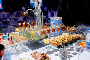 Красиво оформленная фуршетная линия с закусками от службы кейтеринга на корпоративном ивенте в Минске.