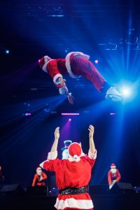 Шоу где деды морозы делают сальто.