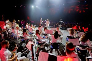 Выступление симфонического оркестра перед большой аудиторией на корпоративном ивенте в Минске.