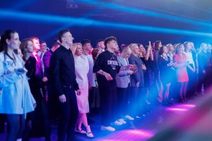 Группа сотрудников компании на сцене во время официальной части корпоративного мероприятия.