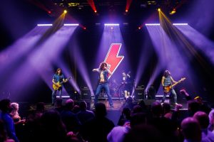 Выступление трибьют-группы AC/DC с конвентом на диодом экране на новогодний корпоратив в Минске.