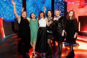 Иммерсивная фотозона-куб со светодиодными (LED) экранами на полу и стенах на корпоративе.