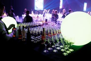 Масштабные фуршетные линии с разнообразными блюдами и стильным декором на корпоративном мероприятии.