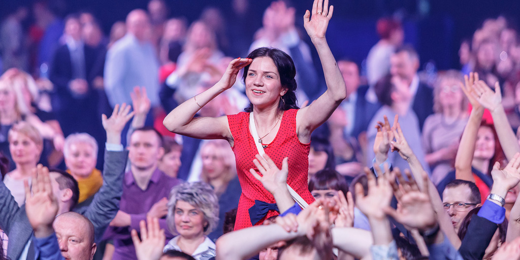 Сотрудница ОМА активно участвует в программе юбилейного вечера компании