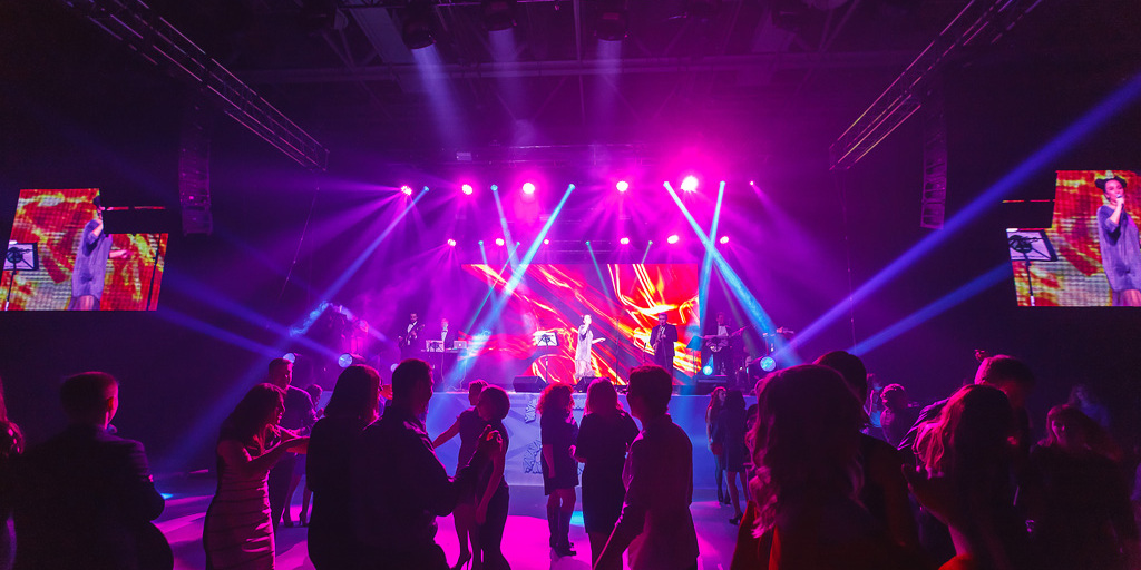 Танцпол и сцена корпоратива ОМА 25 лет в розово-синей подсветке