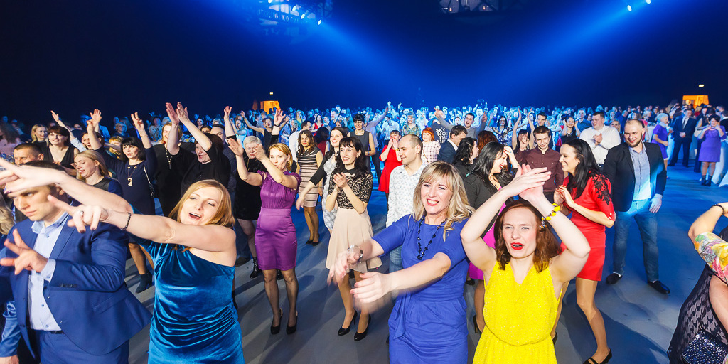 Массовый флешмоб сотрудников ОМА — синхронный танец на корпоративе в Минске