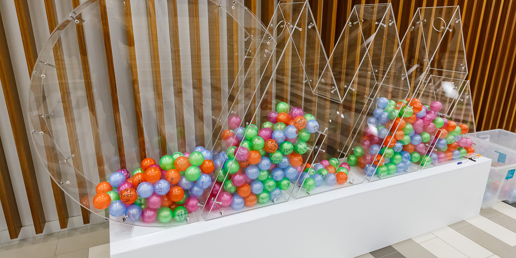 Интерактивная зона с разноцветными шариками на корпоративе ОМА 25 лет