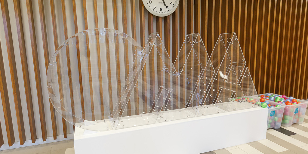 Интерактивная зона с акриловыми конструкциями на корпоративе ОМА 25 лет в Минске до начала мероприятия