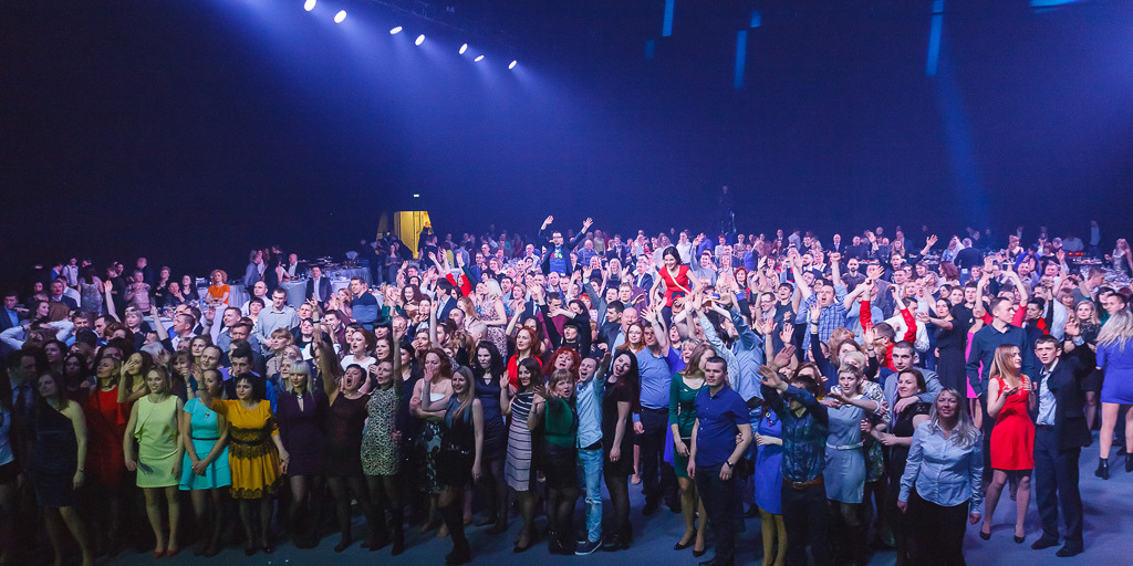 Весь зал юбилея ОМА с поднятыми руками в финальный момент праздника