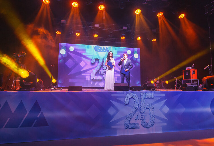 Ведущие на сцене юбилейного вечера ОМА 25 лет в Минске — светодиодные экраны с логотипом компании