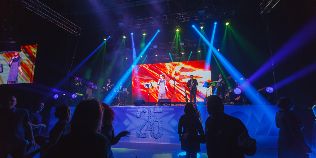 Артисты и ведущие на сцене юбилея ОМА с цифрой 25 и светодиодными экранами